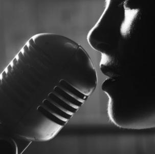 Gana dinero grabando audios desde casa.